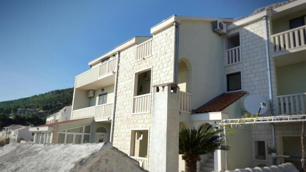 Apartments Angela Baska Voda Ruang foto